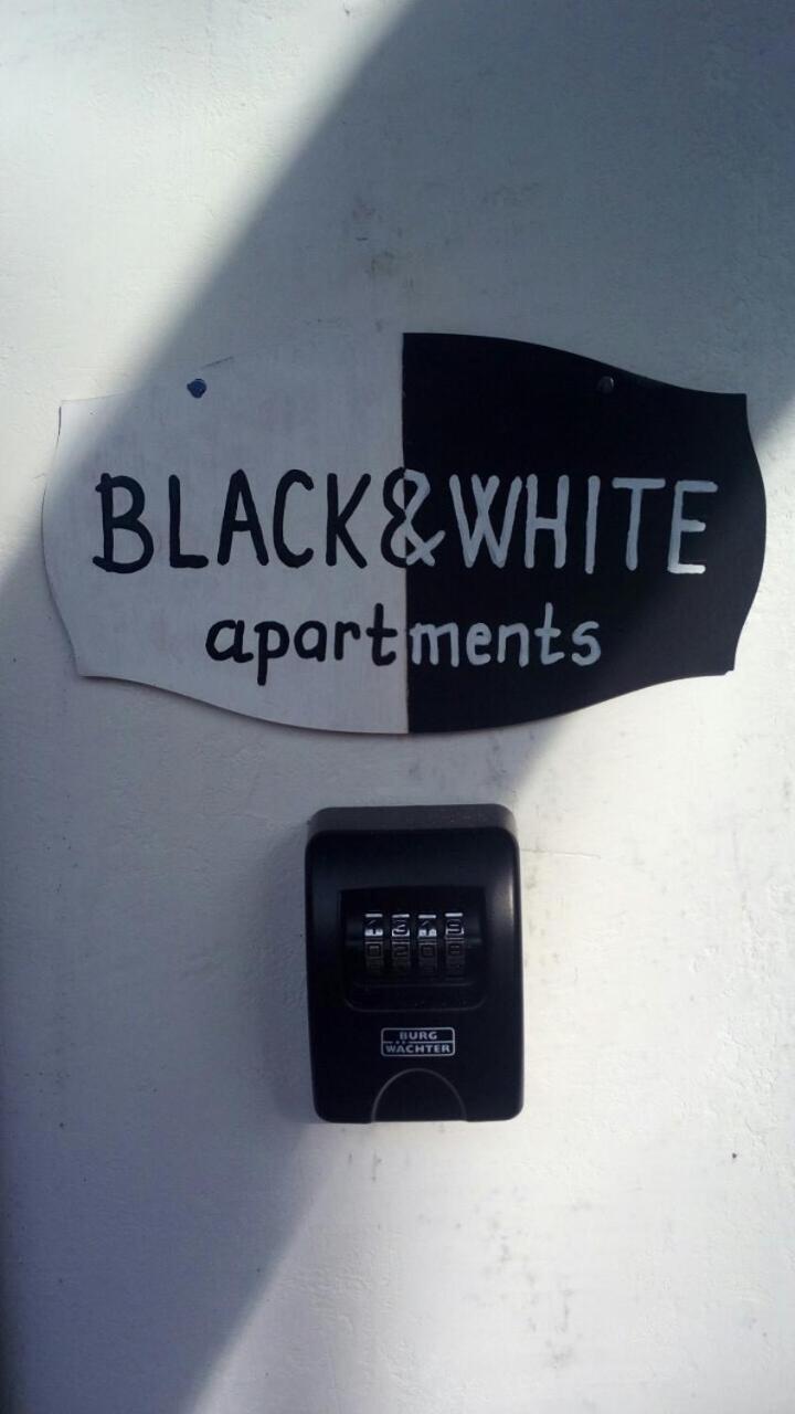 Black & White Apartments - White Эгер Экстерьер фото