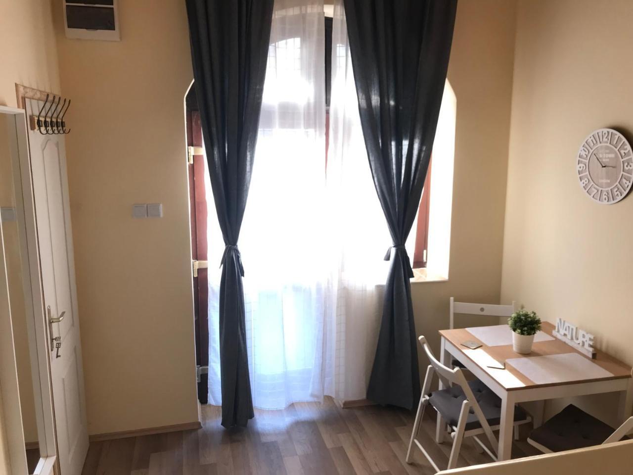Black & White Apartments - White Эгер Экстерьер фото